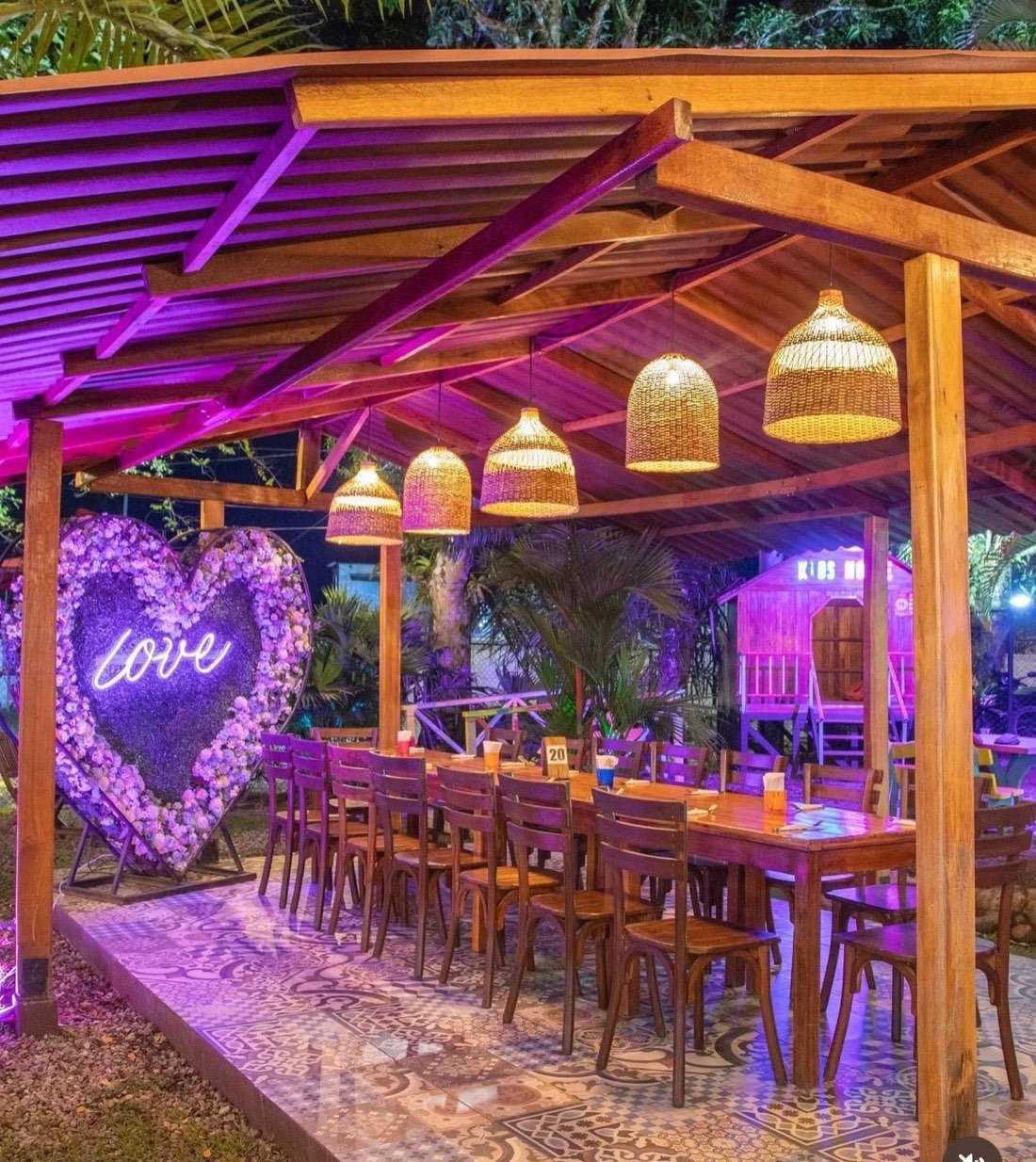Kiosco con mesa larga y corazón de flores