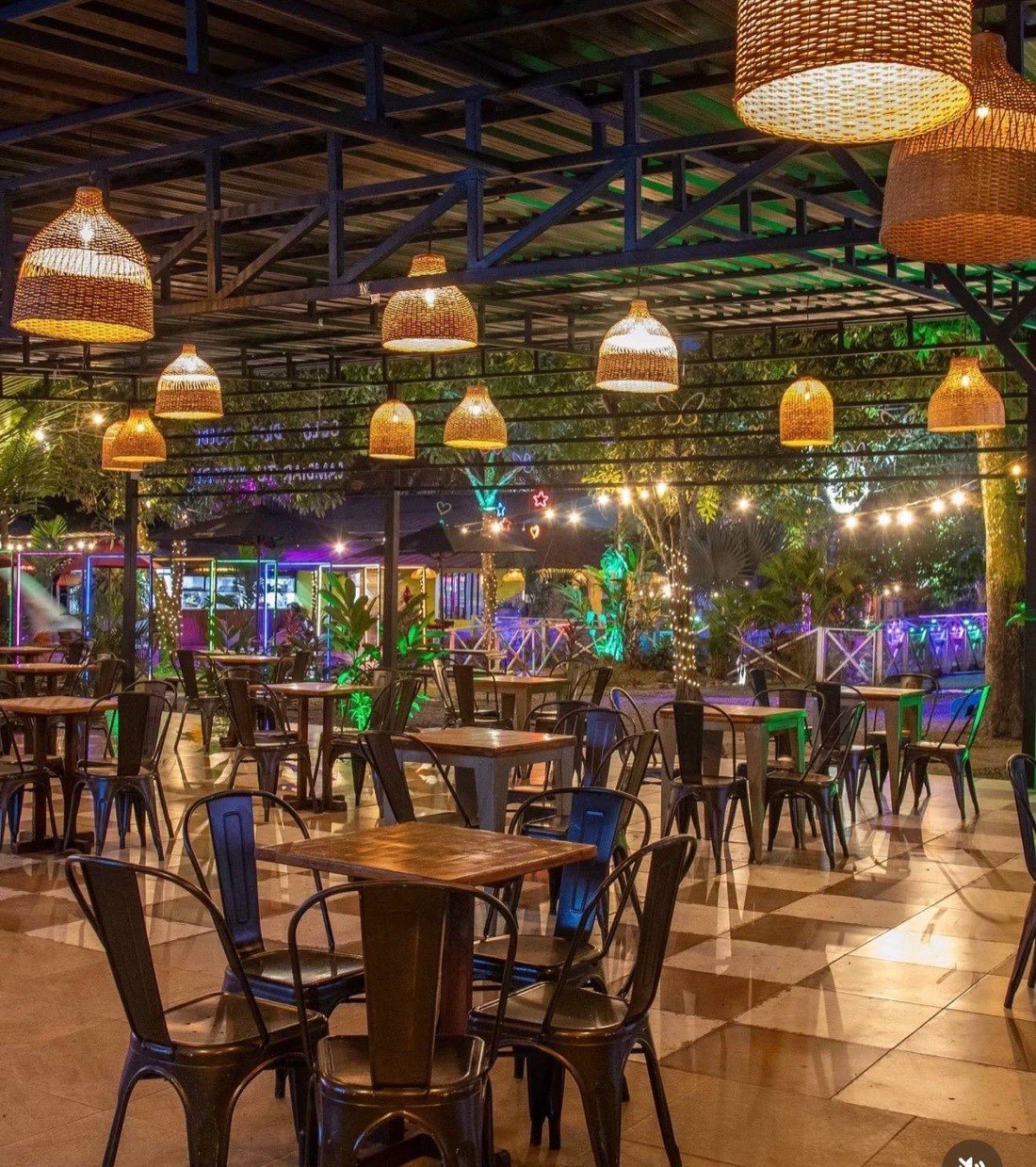 Terraza con lámparas tejidas