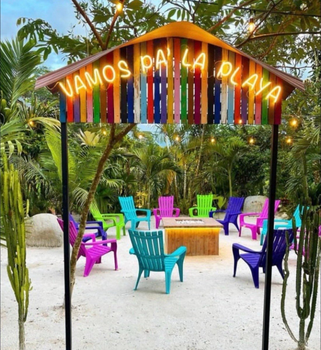 Zona de arena con sillas de colores